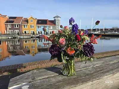 Bloemen op vaas, gestyled door MASH